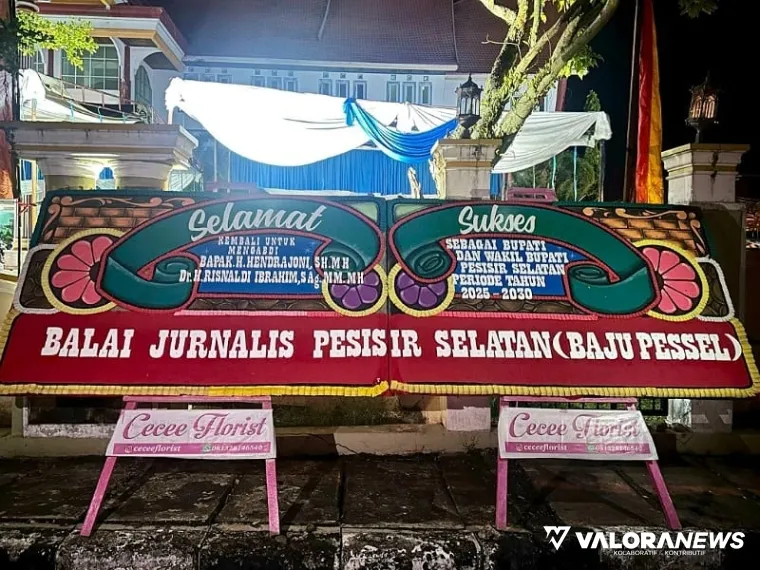 Karangan Bunga dari Balai Jurnalis Kabupaten Pesisir Selatan (BaJu Pessel), berupa ucapan Selamat atas Pelantikan Bupati dan Wakil Bupati Pessel, Hendrajoni &amp; Risnaldi, untuk periode 2025 - 2030, di Painan, Senin (3/3/2025). FOTO: tusrisep