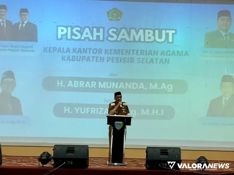 Bupati Pesisir Selatan  Hendrajoni, memberi sambutan di acara Sertijab Kepala Kantor Kemenag Pessel tahun 2025, di Painan, Selasa (11/3/2025). FOTO: tusrisep