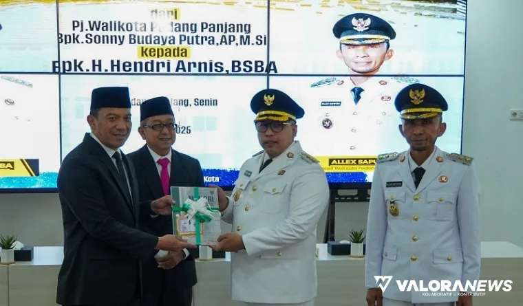 Wali Kota Padang Panjang, Hendri Arnis menerima buku memori kerja dari Sonny Budaya Putra (Pj wali kota) pada kegiatan serah terima jabatan di pendopo rumah dinas wali kota, Senin. (humas)