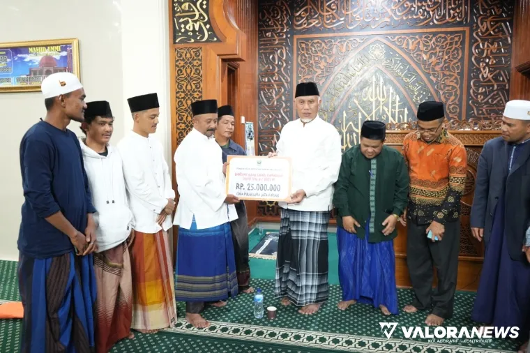 Gubernur Sumbar, Mahyeldi serahkan bantuan bagi pengurus Masjid Ummi Alahan Panjang, Ahad malam. (humas)
