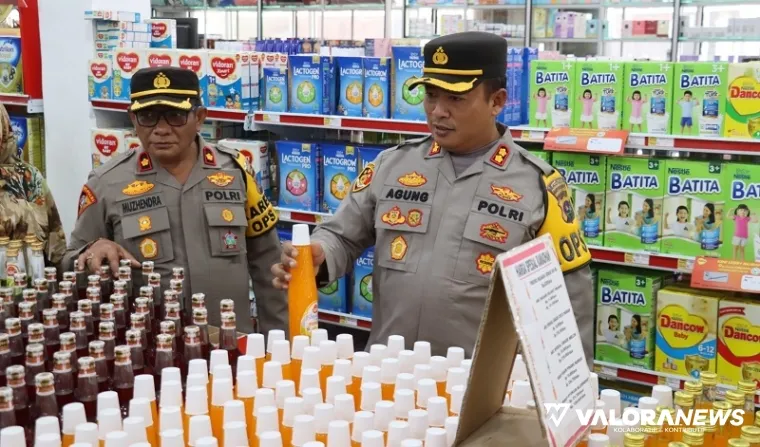 Kapolres Pasbar, AKBP Agung Tribawanto memeriksa sejumlah produk yang dipajang di sejumlah swalayan di Simpang Ampek, Rabu. (humas)