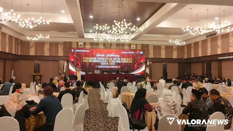 Puluhan wartawan media cerak, elektronik dan siber, mengikuti kegiatan media gahtering yang digelar KPU Sumbar, di Padang, Rabu. (veri rikiyanto)