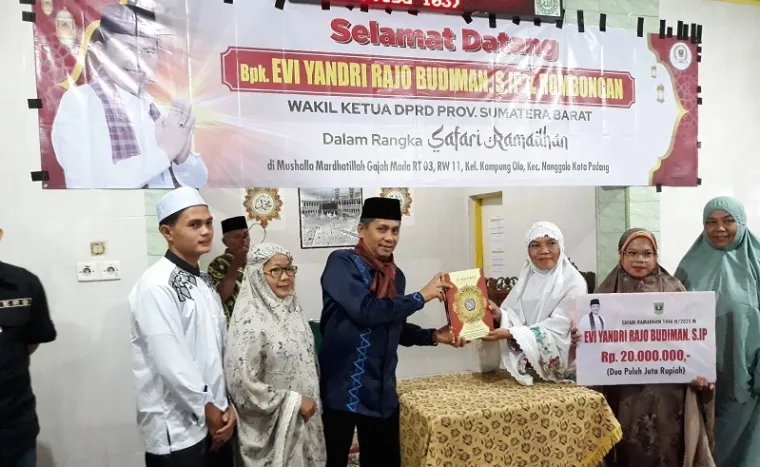Wakil Ketua DPRD Sumbar, Evi Yandri menyerahkan mushaf al Quran dan hibah senilai Rp20 juta pada pengurus Mushalla Mardhatillah di RT 01 RW 11 Kelurahan Kampung Olo, Kecamatan Nanggalo, Rabu pagi. (mangindo kayo)
