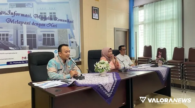 Kepala Dinas Kominfotik Sumbar, Siti Aisyah memberikan keterangan pers tentang rencana rekayasa lalu lintas, kepariwisataan, keamanan mudik hingga mitigasi sampah sepanjang mudik lebaran 2025 di Aula Diskominfotik Sumbar, Rabu. (humas)