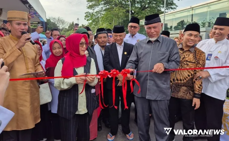 Gubernur Sumbar, Mahyeldi membuka kegiatan Minang Day di salah satu selasar Masjid Istiqlal Jakarta, 18 Maret 2025 lalu. (humas)
