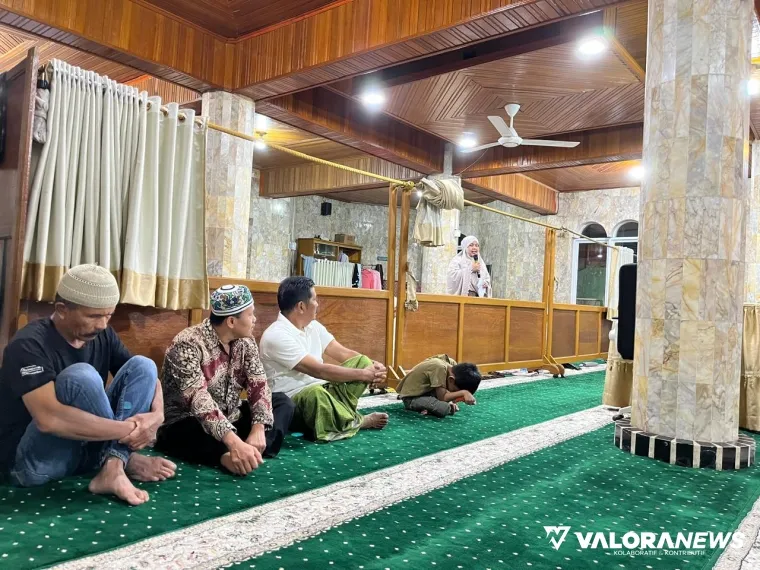 Staf Ahli Bidang Perekonomian dan Pembangunan Bukittinggi, Ade Mulyani sampaikan sambutan pada kegiatan Tim VI Safari Ramadhan di Masjid Al Ikhwan Panorama. (hamriadi)