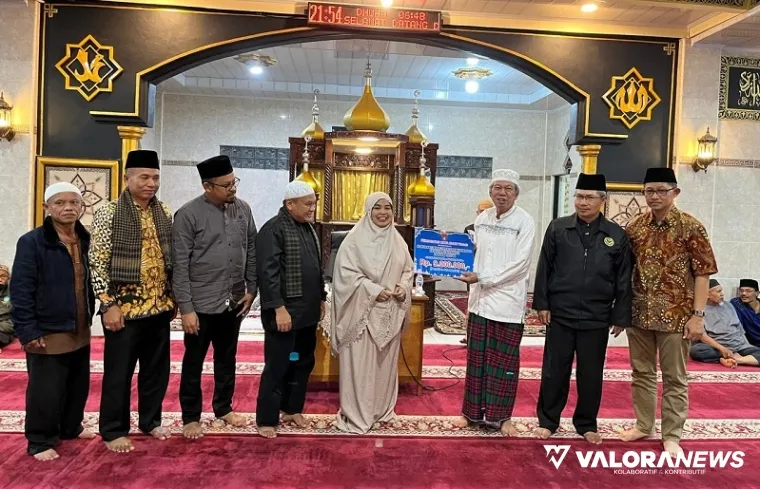 Staf Ahli Bindang Perekonomian dan Pembangunan Pemko Bukittinggi, Ade Mulyani serahkan bantuan hibah untuk Masjid Al Muttaqin, Kabun Pulasan, dalam kunjungan Tim VI Safari Ramadhan 1446/2025, Rabu malam. (hamriadi)