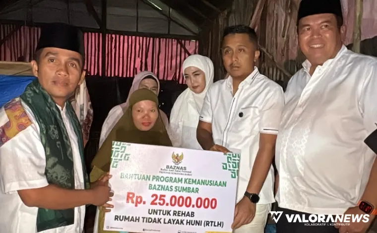 Wagub Sumbar, Vasko Ruseimy serahkan secara simbolis bantuan uang untuk perbaikan rumah bagi Fitri yang terpaksa tinggal di kandang puyuh bersama buah hatinya, Senin. (humas)