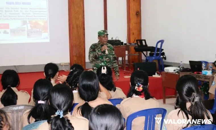 Anggota Satgas TMMD ke-123 Tahun 2025 Kodim 0319/Mentawai, Serda Manurung berikan materi tentang bela negara di SMA Penabaru Berkat, Sabtu (humas)