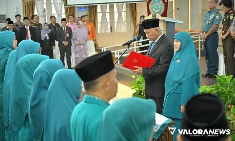 Gubernur Sumbar, Mahyeldi melantik Harneli Bahar sebagai ketua TP PKK Sumbar periode 2025-2030 di auditorium istana gubernuran, Kamis. (humas)