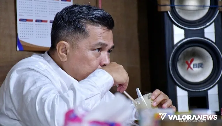 Bupati Agam, Benni Warlis menikmati segelas Teh Talua di warung pinggir jalan, usai Safari Ramadhan di Masjid Raya Kubang Putiah, Rabu malam. (humas)