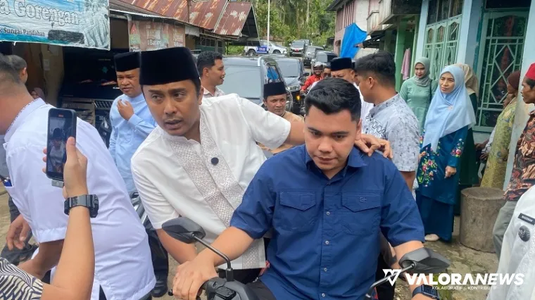 Wagub Sumbar, Vasko Ruseimy berboncengan dengan motor warga, saat menuju lokasi Safari Ramadhan Pemprov di Masjid Nurul Huda di Sungai Landai, Jorong II, Sungai Pandahan, Nagari Sundata Selatan. (humas)