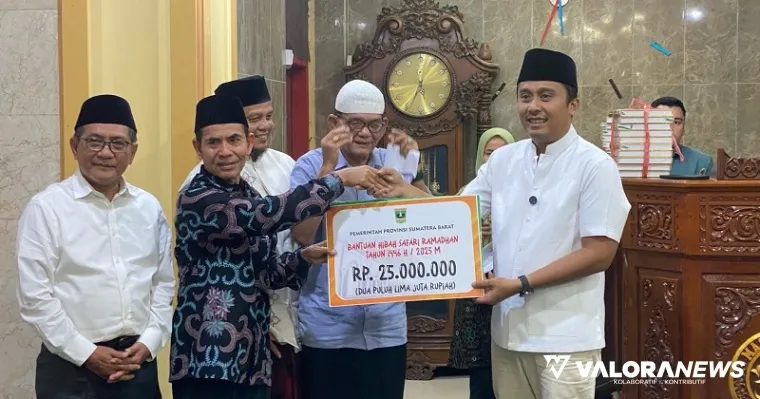 Wakil Gubernur Sumbar, Vasko Ruseimy menyerahkan bantuan hibah pada pengurus Masjid Raya Gadur di Padang Pariaman, Kamis malam. (humas)