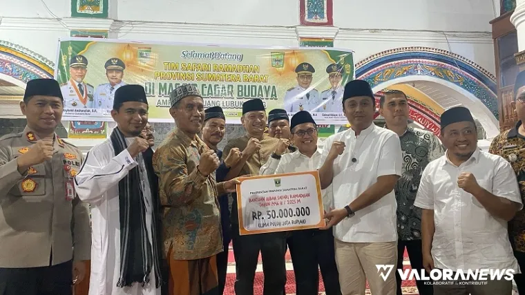 Wakil Gubernur Sumbar, Vasko Ruseimy menyerahkan bantuan hibah pada pengurus Masjid Ampek Lingkuang yang dibangun pada tahun 1867, Kamis malam. (humas)