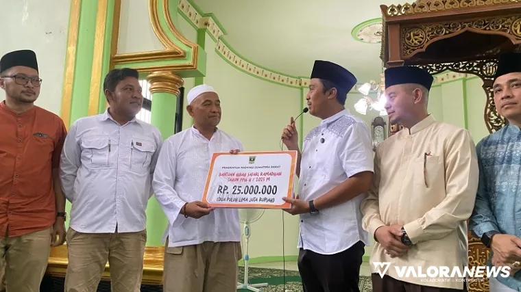 Wakil Gubernur Sumbar, Vasko Ruseimy menyerahkan bantuan hibah bagi pengurus Masjid Nurul Iman, Kelurahan Bukik Apik Puhun, Kecamatan Guguk Panjang, Bukittinggi, Ahad. (humas)
