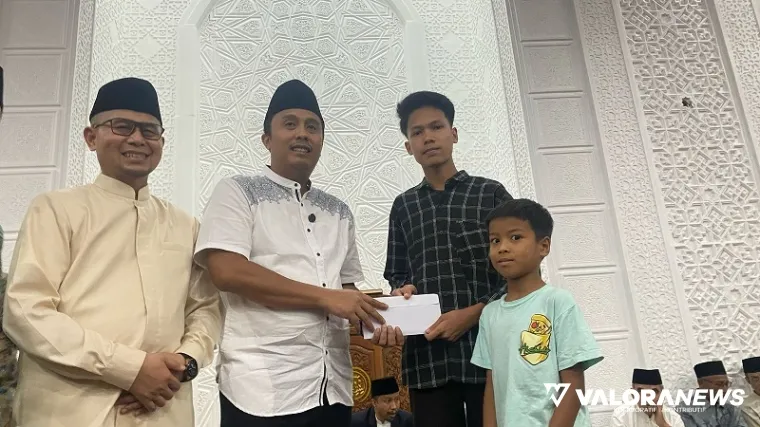 Wagub Sumbar, Vasko Ruseimy serahkan bantuan untuk warga pada agenda Safari Ramadhan di Bukittinggi, Ahad. (humas)