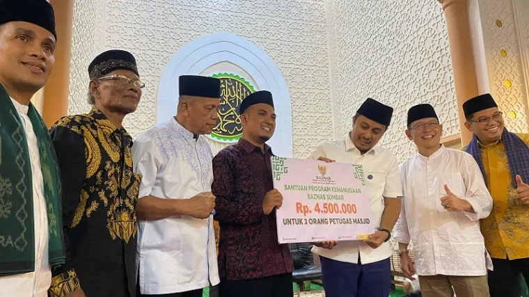 Wakil Gubernur Sumbar, Vasko Ruseimy menyerahkan secara simbolis bantuan hibah yang diterima Ketua Pengurus Masjid Muhsinin, Ulil Umri Pono di Rajo, Selasa. (humas)