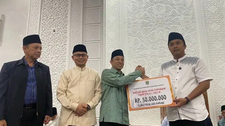 Wagub Sumbar, Vasko Ruseimy serahkan bantuan hibah senilai Rp50 juta untuk Masjid Istiqomah Bungo Tanjung, Bukittinggi, Ahad. (humas)