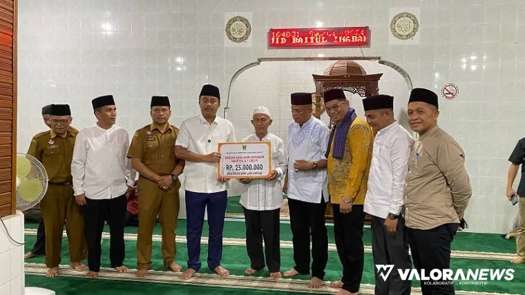 Wakil Gubernur Sumbar, Vasko Ruseimy secara simbolis serahkan bantuan hibah untuk pengurus Masjid Baitul Inabah, di Kelurahan Padang Karambia, Kecamatan Payakumbuh Selatan. (humas)