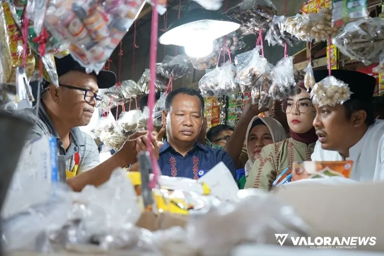 Wagub Sumbar, Vasko Ruseimy berdialog dengan pedagang saat Sidak keamanan takjil dan pangan yang dijual selama bulan Ramadhan di Pasar Banda Buek, Kota Padang, Kamis siang. (humas)