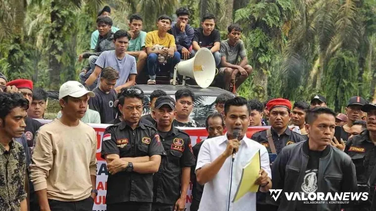Warga dari tiga desa di Kabupaten Rohul, menggelar aksi demo terkait cidera janji yang dilakukan PT Hutahean, Kamis. (humas)