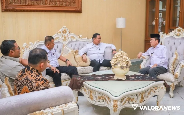 Wakil Wali Kota (Wawako) Pekanbaru, Markarius Anwar dan rombongan, dialog dengan Wako Payakumbuh, Zulmaeta di ruang kerjanya, Kami. (humas)