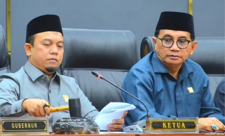 Ketua DPRD Padang, Muharlion didampingi Mastilizal Aye memimpin rapat paripurna penyambutan kepala daerah hasil pemilihan serentak 2024, Senin. 