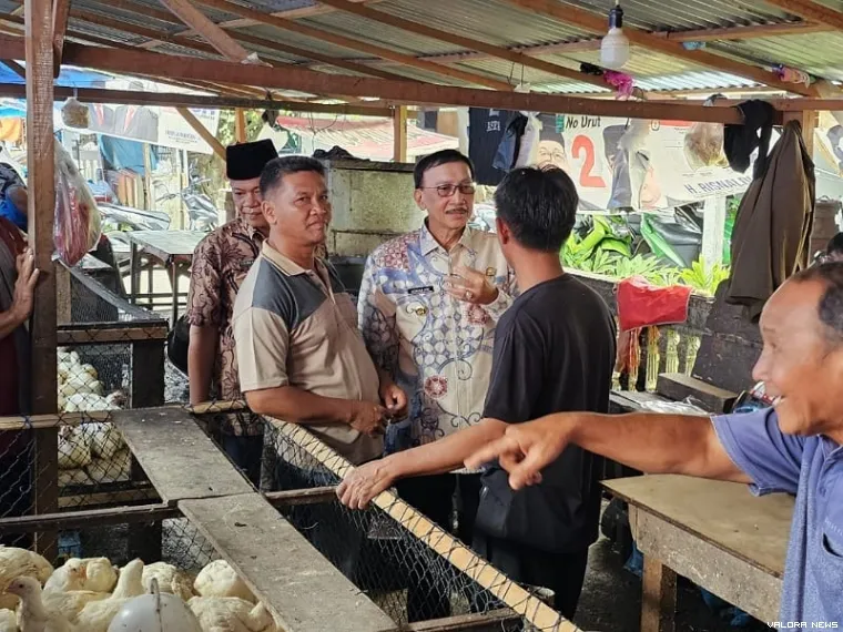 Hendrajoni, Bupati Pessel mengunjungi pedagang di lokasi relokasi pasar darurat di belakang Pasar Painan, Kamis (20/3/2025). FOTO: Dok Diskominfo Pessel