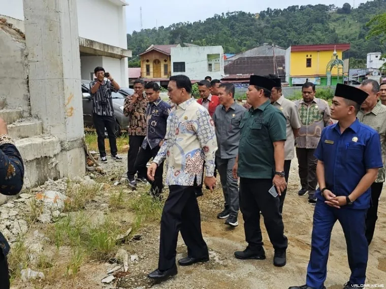 Hendrajoni, Bupati Pessel mengunjungi pedagang di lokasi relokasi pasar darurat di belakang Pasar Painan, Kamis (20/3/2025). FOTO: Dok Diskominfo Pessel