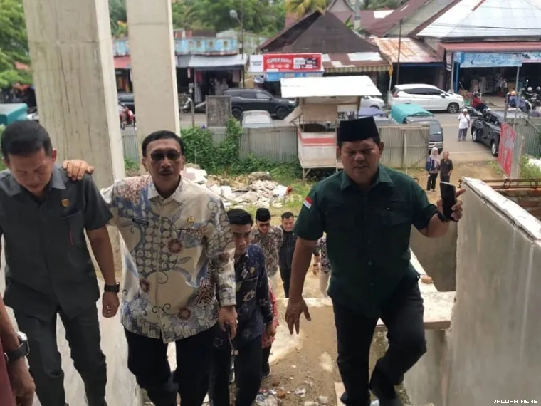 Hendrajoni, Bupati Pessel mengunjungi pedagang di lokasi relokasi pasar darurat di belakang Pasar Painan, Kamis (20/3/2025). FOTO: Dok Diskominfo Pessel
