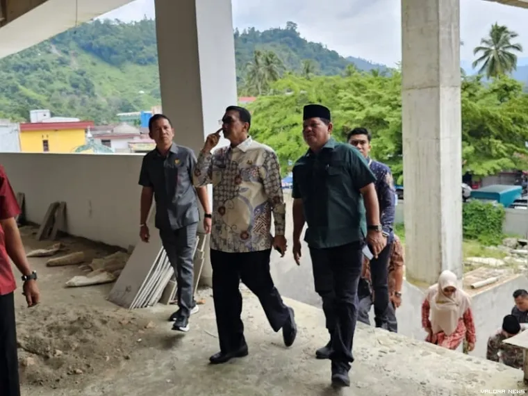 Hendrajoni, Bupati Pessel mengunjungi pedagang di lokasi relokasi pasar darurat di belakang Pasar Painan, Kamis (20/3/2025). FOTO: Dok Diskominfo Pessel