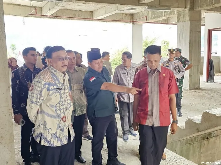 Hendrajoni, Bupati Pessel mengunjungi pedagang di lokasi relokasi pasar darurat di belakang Pasar Painan, Kamis (20/3/2025). FOTO: Dok Diskominfo Pessel