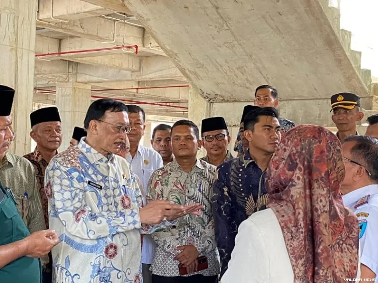 Hendrajoni, Bupati Pessel mengunjungi pedagang di lokasi relokasi pasar darurat di belakang Pasar Painan, Kamis (20/3/2025). FOTO: Dok Diskominfo Pessel
