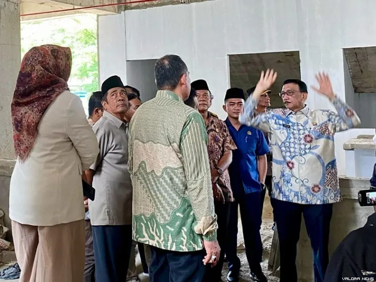 Hendrajoni, Bupati Pessel mengunjungi pedagang di lokasi relokasi pasar darurat di belakang Pasar Painan, Kamis (20/3/2025). FOTO: Dok Diskominfo Pessel