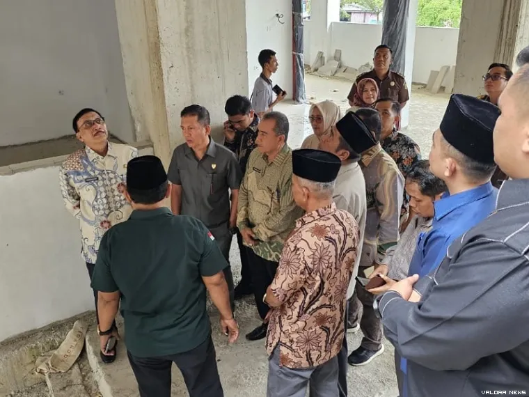 Hendrajoni, Bupati Pessel melihat bangunan Pasar Painan yang terbengkalai bersama Forkominda dan anggota DPRD setempat, Kamis (20/3/2025). FOTO: Dok Diskominfo Pessel