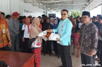 Kepala Cabang Bank Nagari Lubuk Basung, Helfiyandrika serahkan bantuan berupa paket sembako pada petugas K3 DLH Agam, Kamis. (humas)