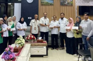 Plt Sekretaris DPRD Sumbar, Maifrizon dan jajaran, foto bersama dengan penerima santunan yang berasal dari kota infak Masjid Asy Syura, Rabu. (humas)