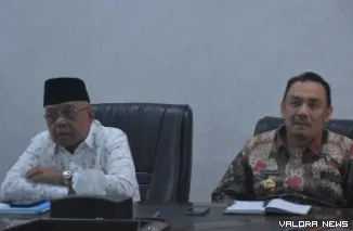 Wabup Agam, Muhammad Iqbal didampingi Edi Busti (Sekda) ikut Rapat Koordinasi (Rakor) Antisipasi Cuaca Ekstrem dan Inflasi menjelang Idul Fitri 1446 Hijriah bersama Mendagri, Tito Karnavian, di ruang rapat Bupati Agam, Senin. (humas)