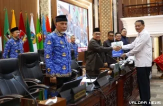 Ketua Pansus Ranperda RTRW Sumbar 2025-2045, Zulkenedi Said menyerahkan laporan hasil pembahasan pada Ketua DPRD Sumbar, Muhidi pada rapat paripurna, Senin. (humas)