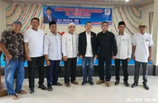 Anggota DPRD Sumbar, Ali Muda foto bersama dengan peserta sosialisasi Perda tentang Perhutanan Sosial di Aula UDKP Bonjol, Nagari Ganggo Hilia, Kecamatan Bonjol, Kabupaten Pasaman, Kamis. (humas)
