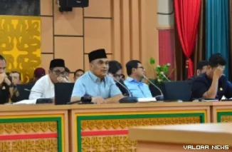 Ketua Banggar DPRD Riau, Kaderismanto memimpin rapat kerja dengan Tim Anggaran Pemerintah Daerah (TAPD), di Ruang Rapat Medium DPRD Provinsi Riau, Selasa. Rapat mengupas persoalan defisit APBD tahun 2025. (humas)