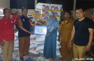 Tim Dinsos Sumbar menyerahkan bantuan sembako dan logistik lainnya untuk korban banjir di sejumlah kawasan di Kabupaten Dharmasraya dan Kabupaten Limapuluh Kota pada Ahad (2/3/2025). (humas)