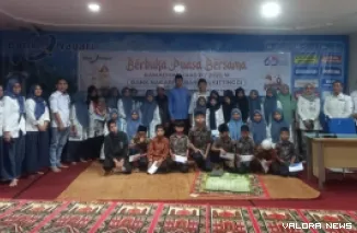 Kepala Cabang Bank Nagari Bukittinggi, Henry Suhairi foto bersama dengan anak yatim dari panti asuhan Muhammadiyah pada kegiatan buka bersama, Selasa. (hamriadi)