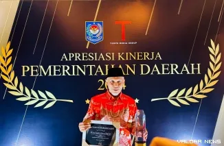 Gubernur Sumbar, Mahyeldi menerima penghargaan dari Kementrian Dalam Negeri. (humas)