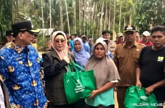 Anggota DPR RI Lisda Hendrajoni, didampingi Bupati Hendrajoni, menyerahkan ratusan paket sembako untuk masyarakat terdampak Banjir di Pelangai Gadang, Senin (17/3/2025). FOTO: Dok Balai Jurnalis Kabupaten Pesisir Selatan