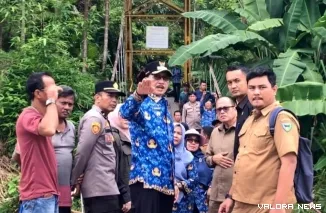 Bupati Hendrajoni meninjau jembatan gantung Pelangai Gadang yang rusak berat (putus) pasca bencana banjir melanda daerah tersebut beberapa hari lalu. FOTO: Dok Balai Jurnalis Kabupaten Pesisir Selatan