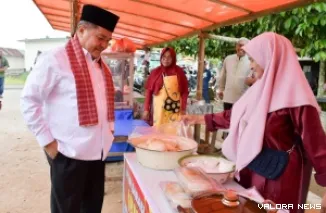 Bupati Agam, Benni Warlis dialog dengan pedagang takjil di kawasan Surau Kabah Inyiak Tuah Panampuang, Kecamatan IV Angkek, Ahad. (humas)
