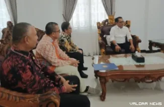 Rektor ISI Padang Panjang, Febri Yulika beserta jajaran, dialog tentang kelanjutan pembangunan kampus seni itu di kawasan Tarok City dengan Bupati Padang Pariaman, John Kenedy Azis, Rabu. (humas)