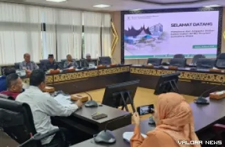 Ketua Badan Kehormatan (BK) DPRD Sumbar, Bakri Bakar berdialog dengan rombongan BK DPRD Sumatera Utara di ruang khusus 1, Senin. (humas)