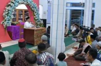 Bupati Agam, Andri Warman menjelaskan visi Bangkit dari Surau saat berikan ceramah subuh di Masjid Baiturrahman, Titisan Tunggang, Nagari Sungai Jaring, Kecamatan Lubuk Basung, Senin pagi. (humas)